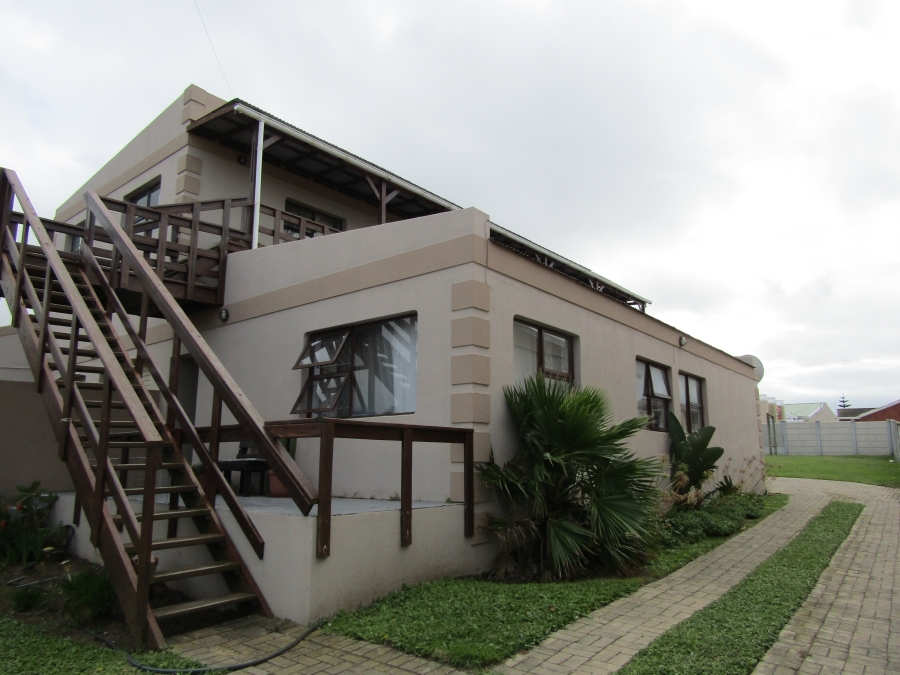 8 Bedroom Property for Sale in Wavecrest Eastern Cape